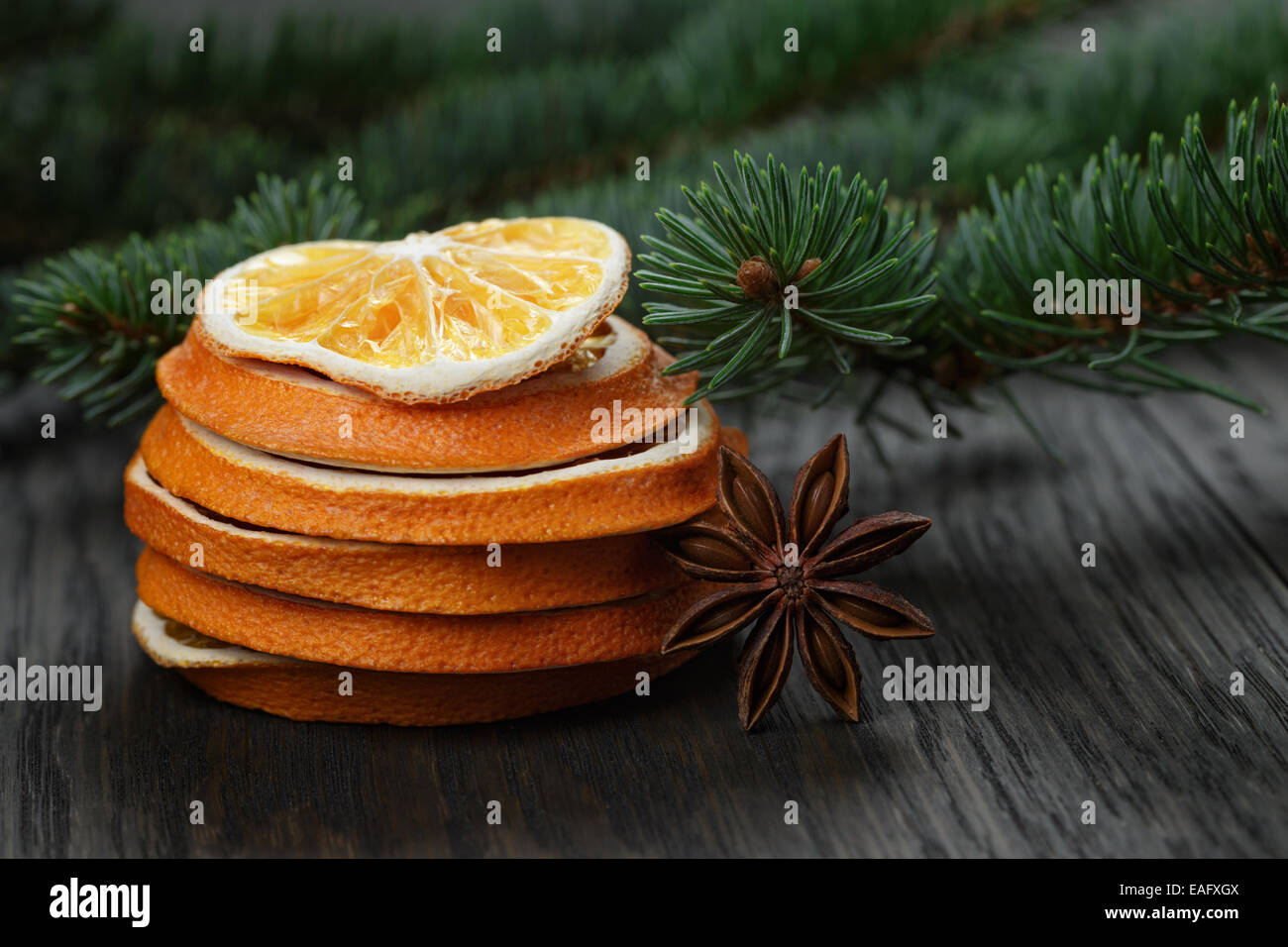 Tranches d'orange séchée à l'étoile d'anis, les décorations de Noël Banque D'Images