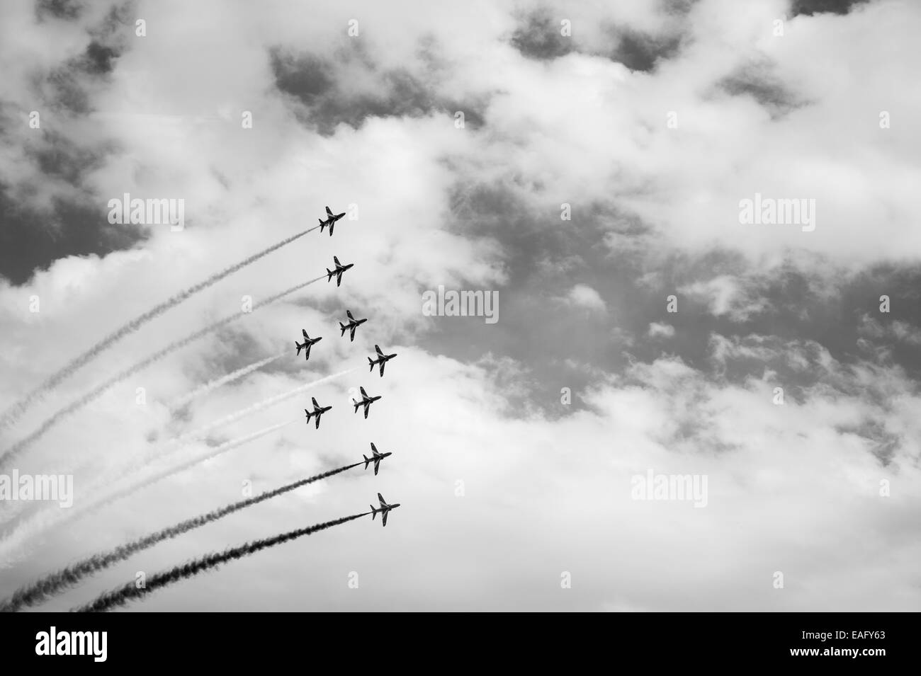Des flèches rouges battant affichage à Malte International Airshow 2014, phoenix formation Banque D'Images