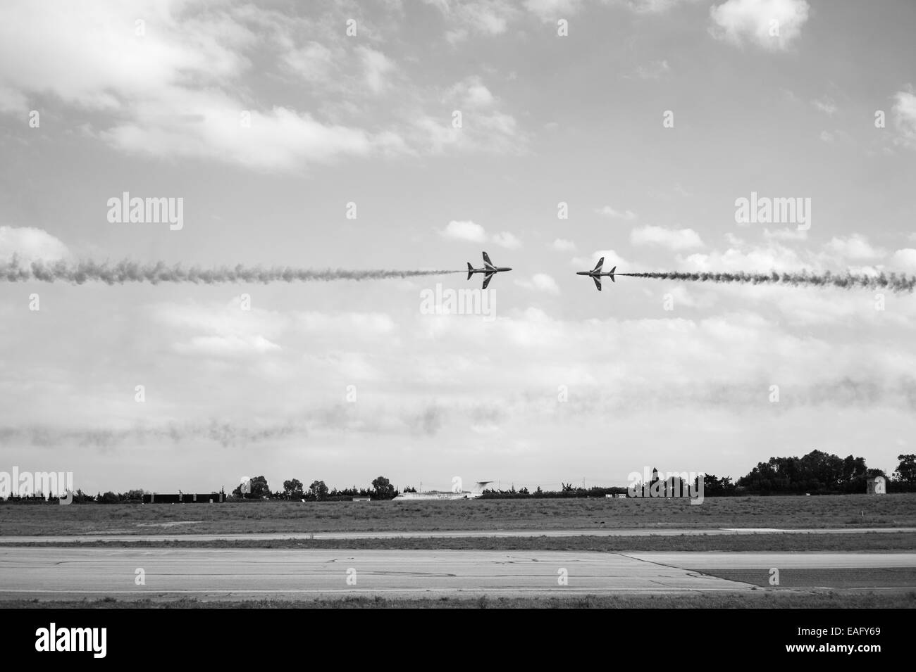 Des flèches rouges battant affichage à Malte International Airshow 2014, deux avions sur traverse Banque D'Images