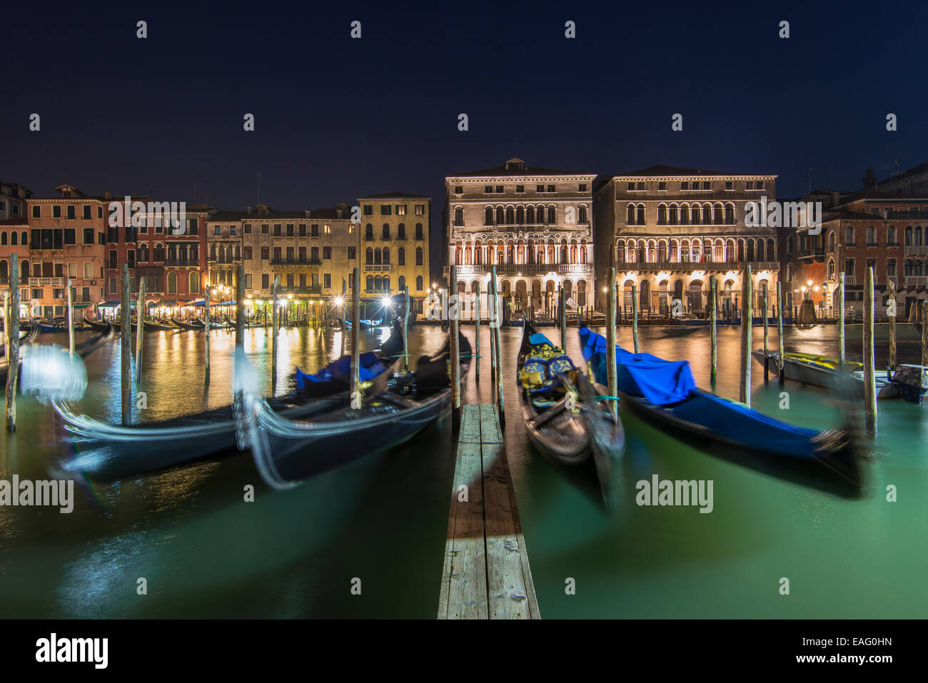 Gondoles amarrées au Grand Canal par nuit, Venise, Vénétie, Italie Banque D'Images