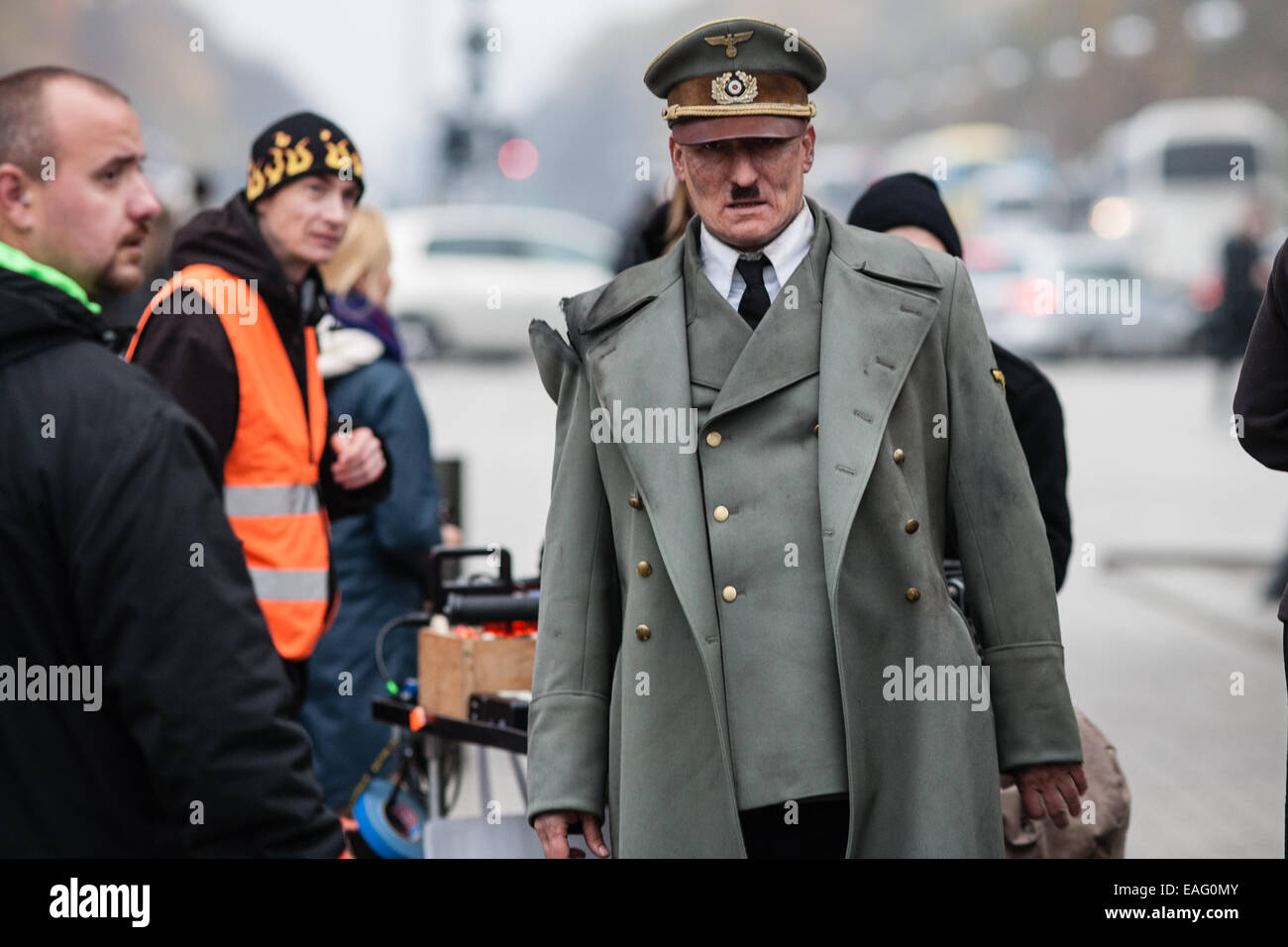 Berlin, Allemagne. 14 novembre, 2014. Oliver Masucci acteur à la porte de Brandebourg, Berlin, filmer Regardez qui est de retour de jouer le rôle d'Adolf Hitler. Credit : Géorgie Chapman/Alamy Live News Banque D'Images