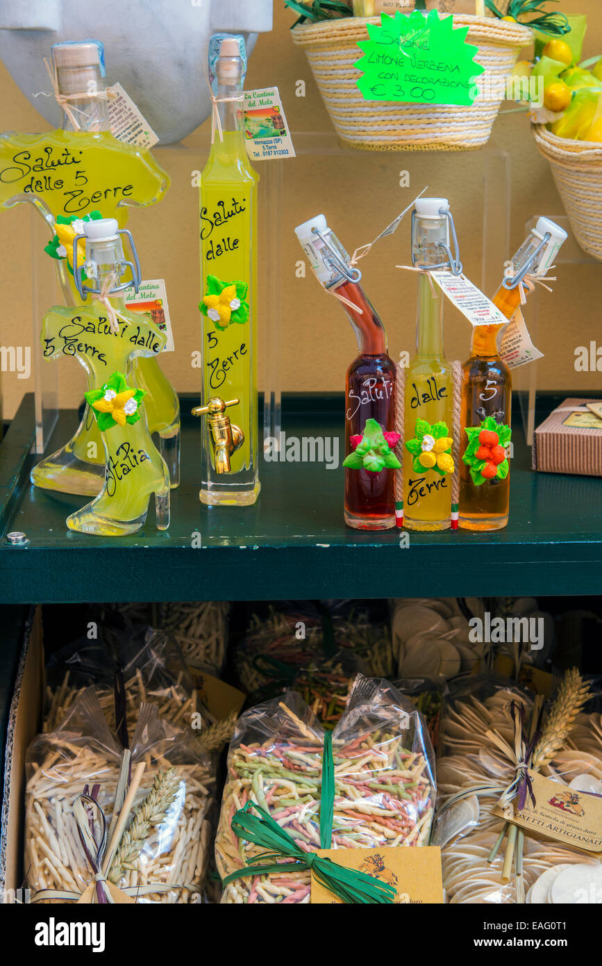 Bouteilles de liqueur Limoncello en vente dans un magasin de Vernazza, Cinque Terre, ligurie, italie Banque D'Images