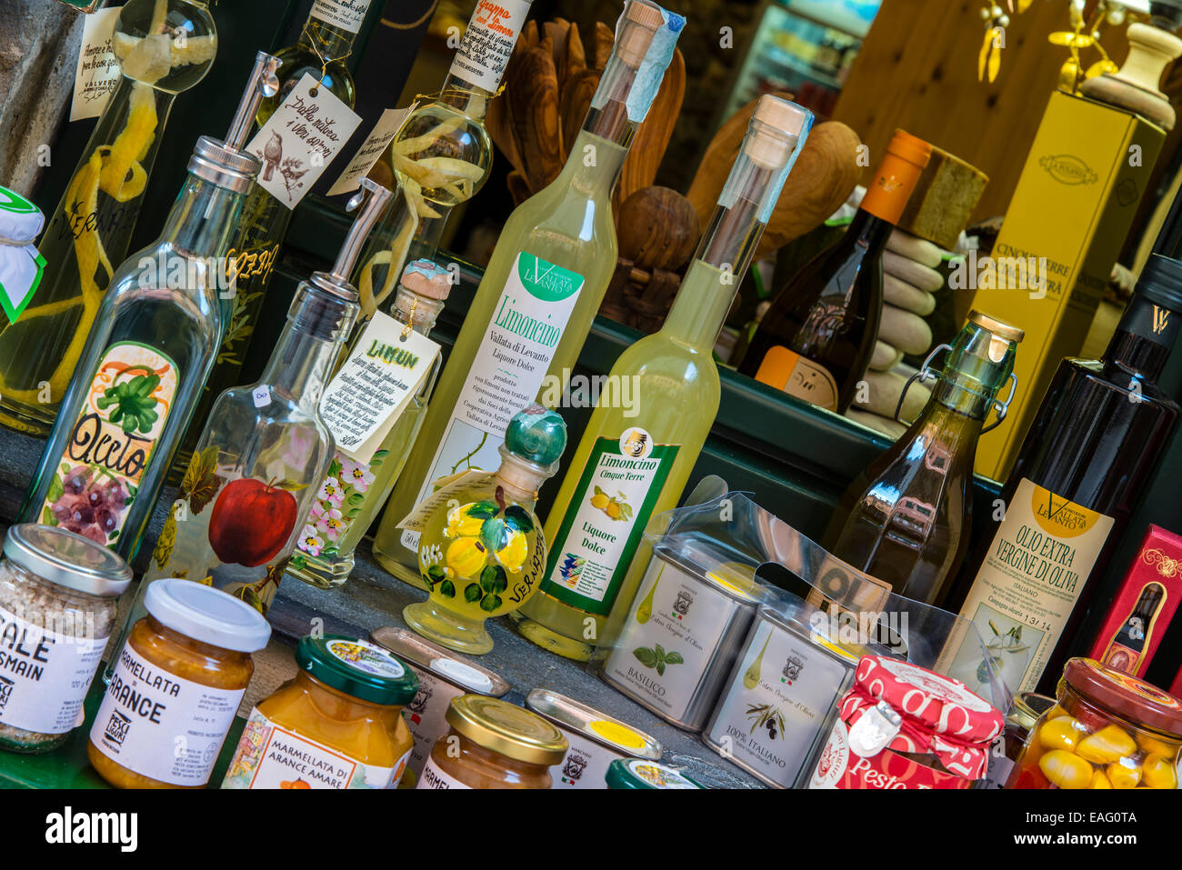 Aliments et boissons typiques produits en vente dans un magasin de Vernazza, Cinque Terre, ligurie, italie Banque D'Images