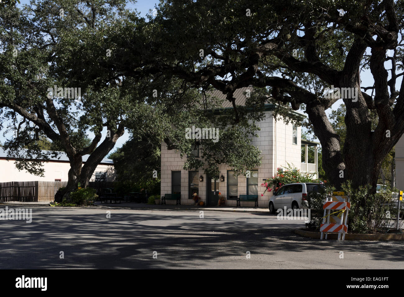 Bâtiment de la chambre de commerce se trouve dans l'ombre des vieux chênes vivent sur Market Street dans le centre-ville historique de Goliad, TX Banque D'Images