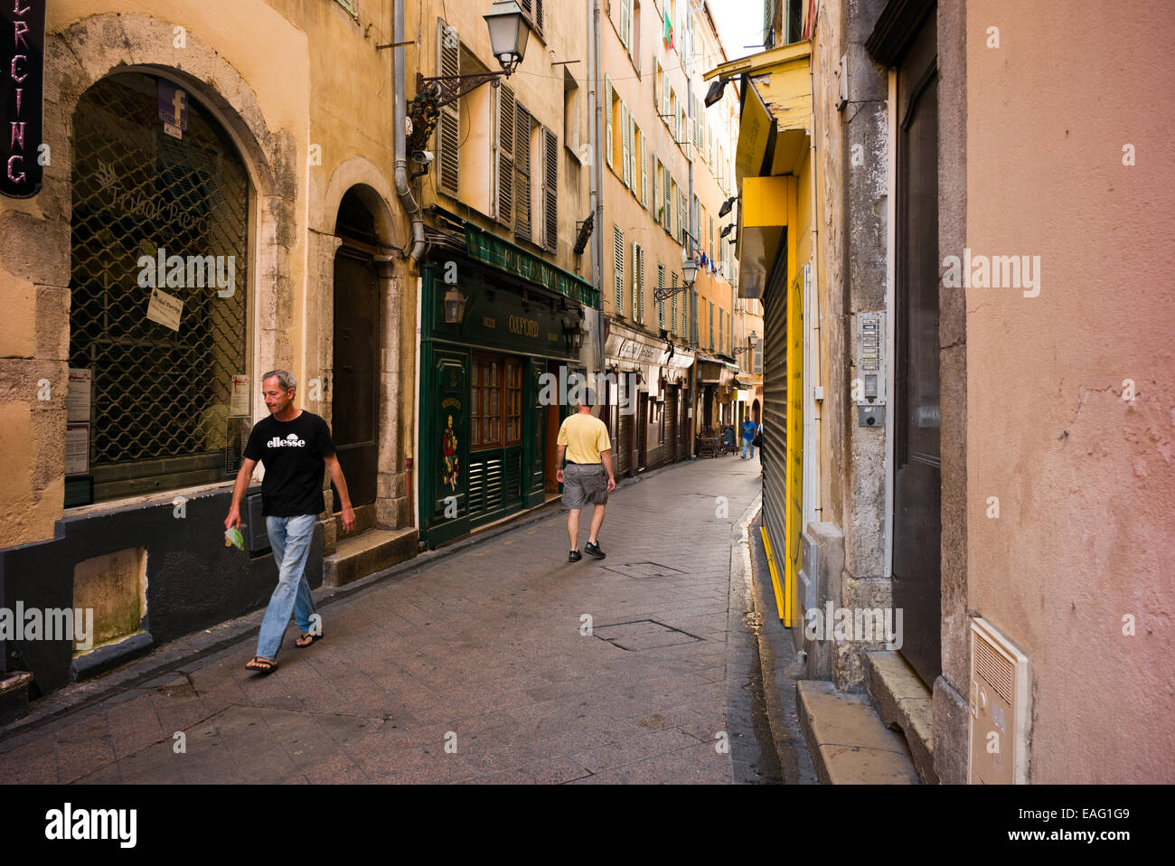 Scène de rue à Nice vieux quartiers, vieille ville, France. Banque D'Images