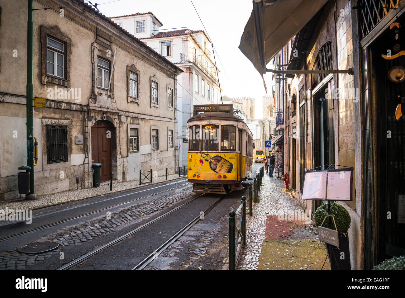 Le Tram n ° 28 dans la Rua do Limoeiro, Lisbonne, Portugal Banque D'Images