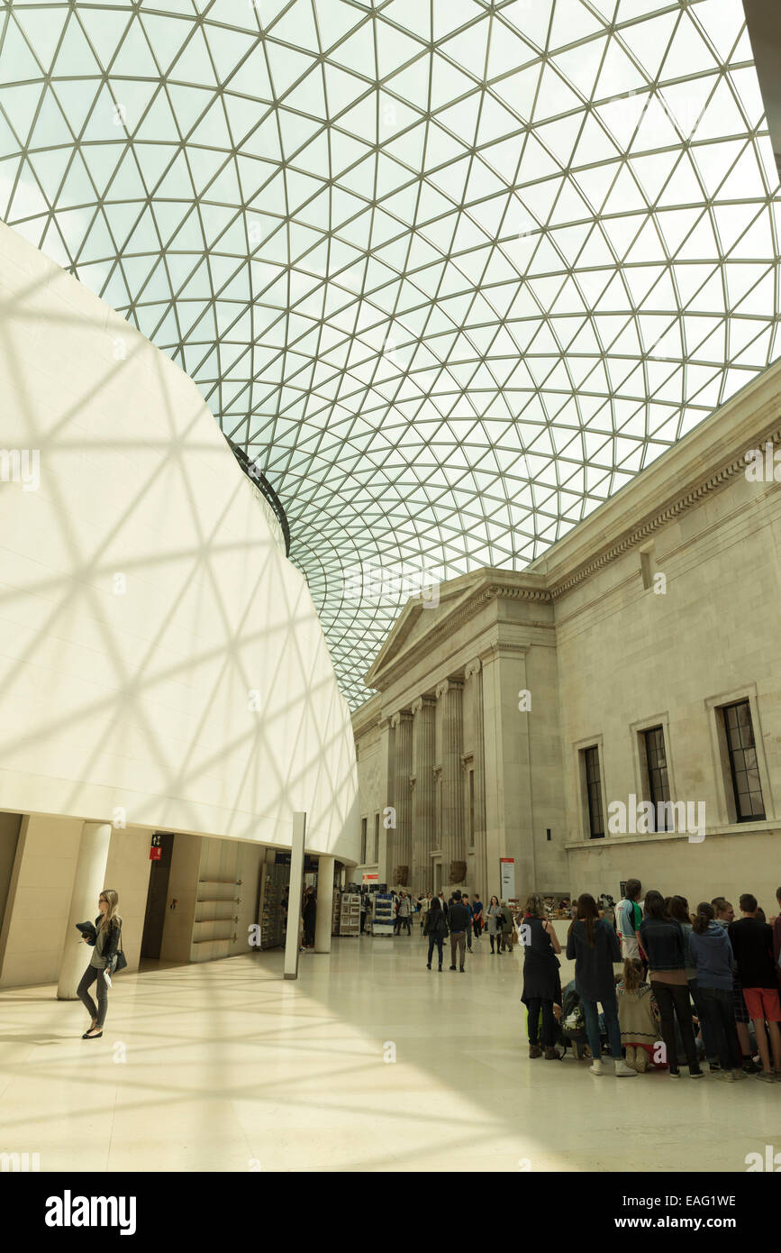 Londres, Royaume-Uni, le 5 juin 2014 : vue sur la grande cour de monde de visiteurs et la salle de lecture à partir de ci-dessus. La grande Co Banque D'Images