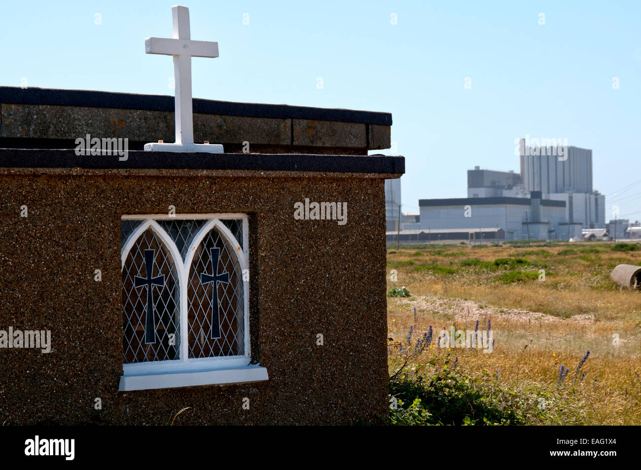 L'église du sanctuaire, avec la centrale nucléaire de Dungeness en arrière-plan Banque D'Images