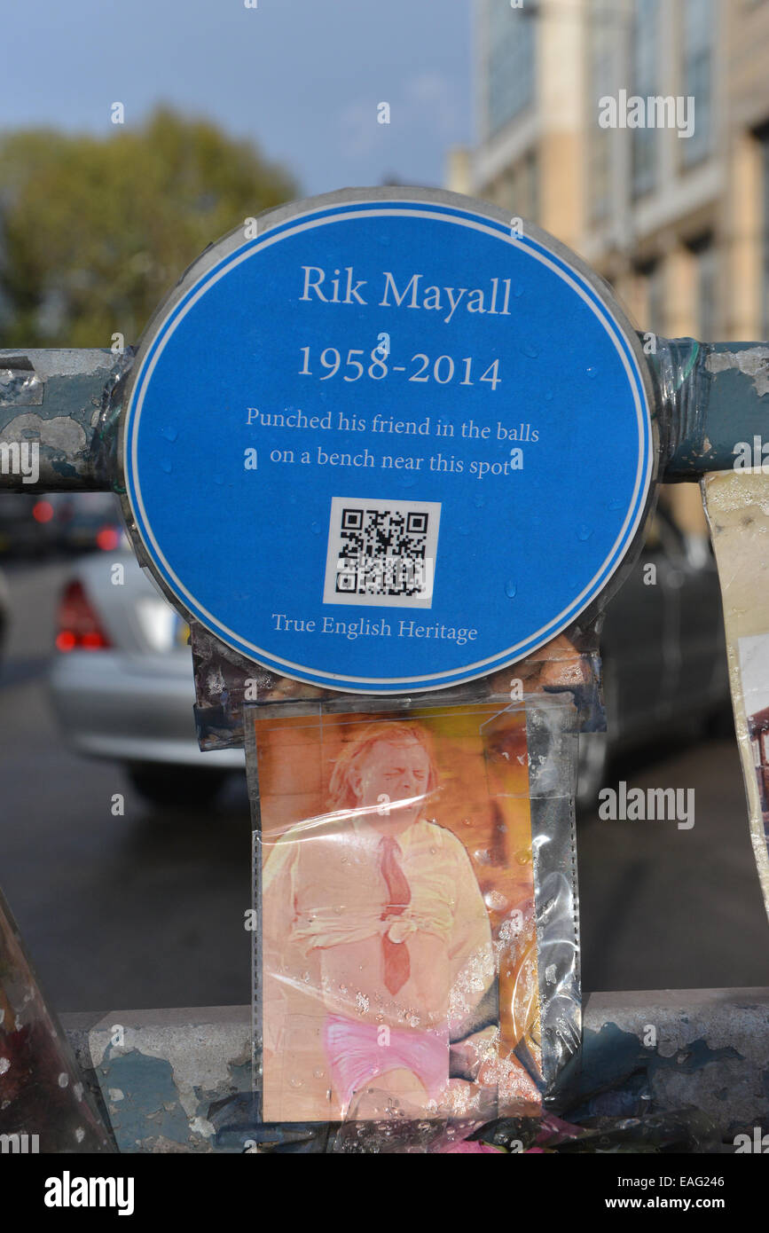 Hammersmith, Londres, Royaume-Uni. 14 novembre 2014. Un banc à la mémoire du comédien Rik Mayall et star de la Jeunes et en bas est dévoilé à Hammersmith. Crédit : Matthieu Chattle/Alamy Live News Banque D'Images