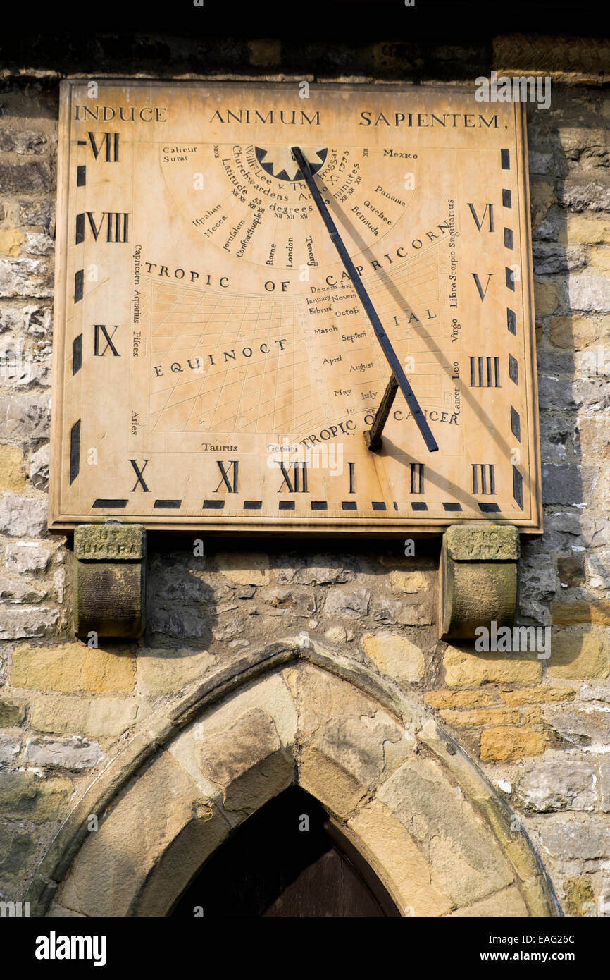 18e siècle Square cadran solaire monté sur le côté de l'église Eyam Derbyshire, Angleterre Banque D'Images