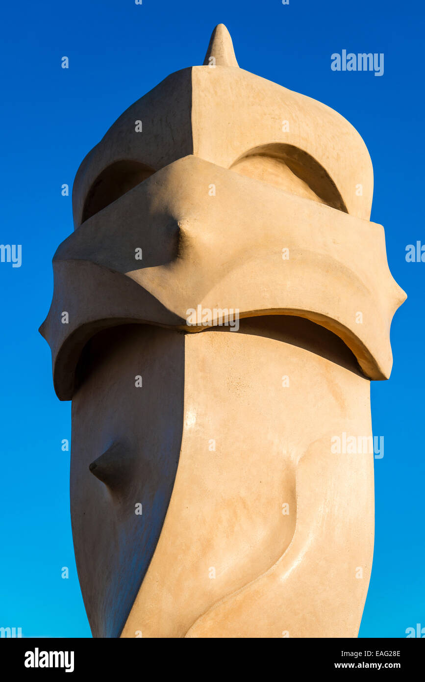 Cheminée ou tour de ventilation sur le toit de la Casa Mila ou la Pedrera, Barcelone, Catalogne, Espagne Banque D'Images