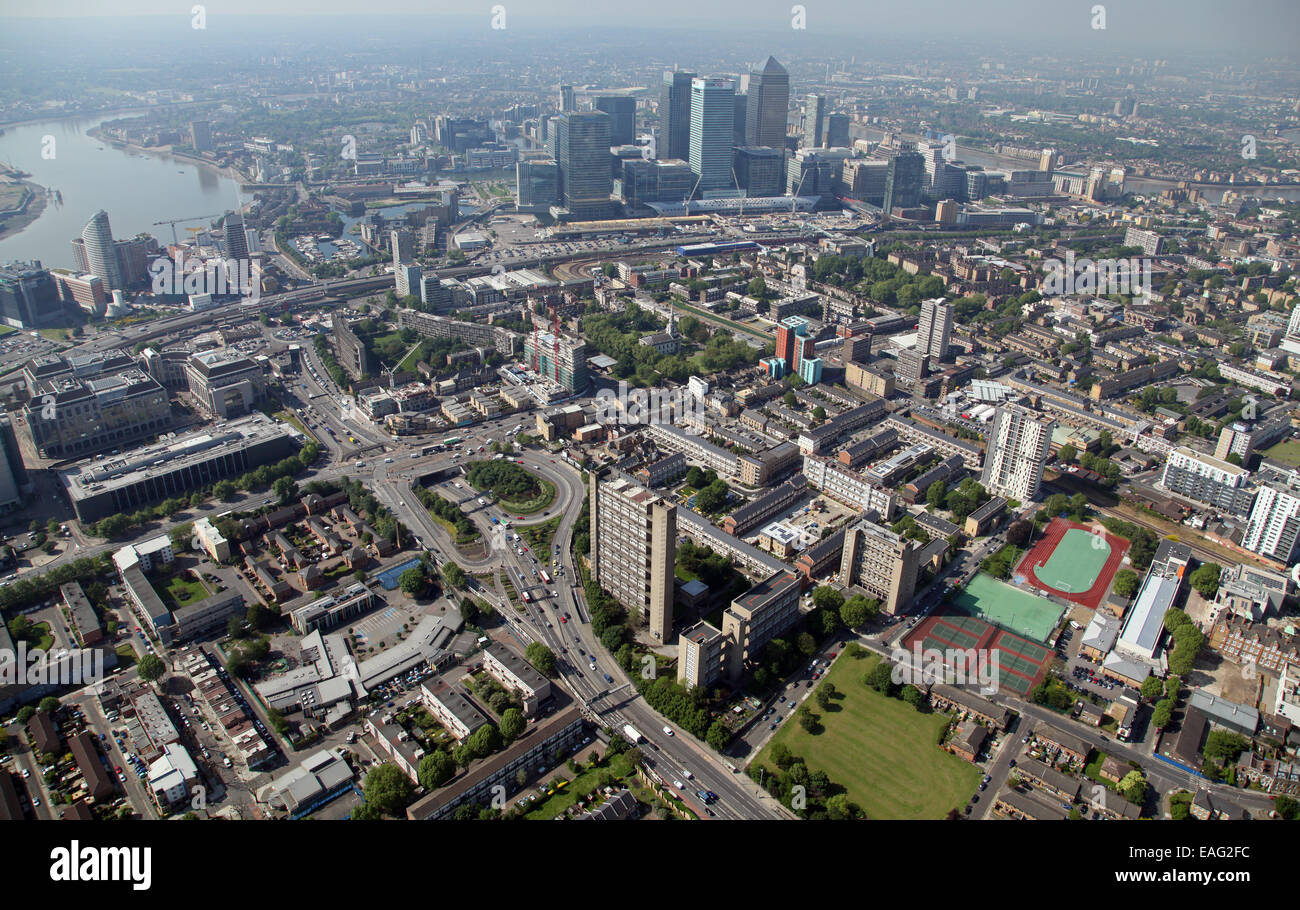 Vue aérienne de l'A12 A13 près de l'interchange Tower Poplar Balfron à sud-ouest vers l'Est de Londres à Canary Wharf Banque D'Images