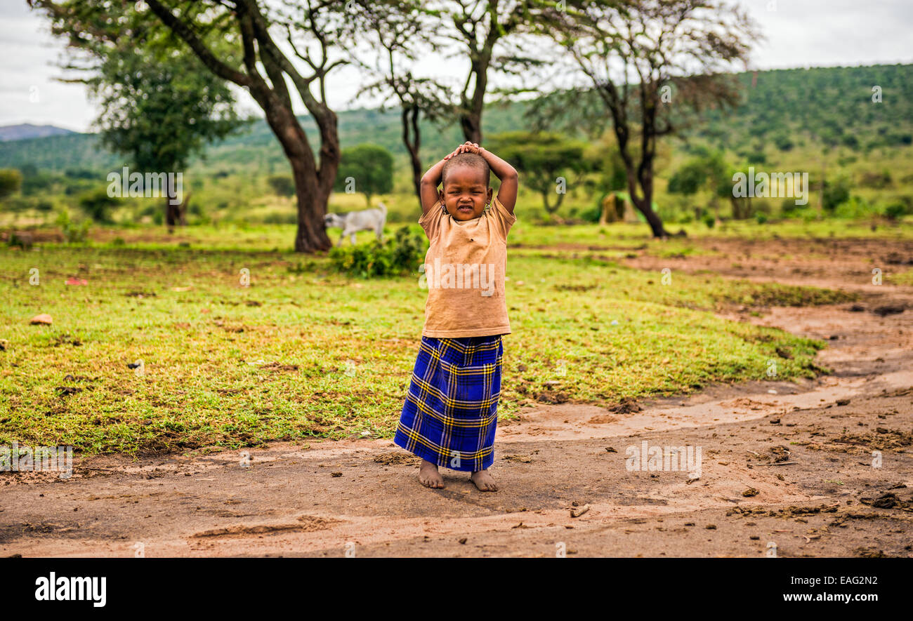 Jeune fille africaine posant dans un village de la tribu Masai Banque D'Images