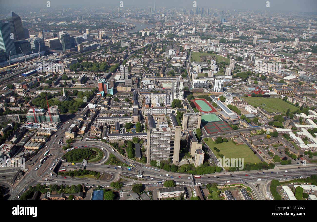 Vue aérienne de peuplier dans l'Est de Londres à l'ouest le long de l'A13 en direction de la ville, l'A12 est au premier plan Banque D'Images