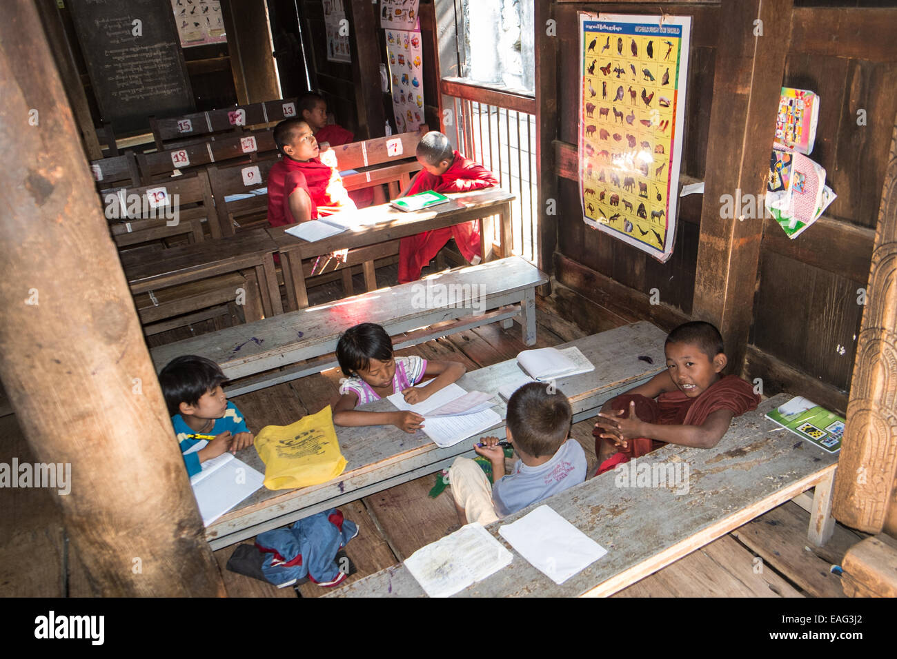 Enfants étudiant à Bagaya Kyaung Monastère,Inwa,Ava, près de Mandalay, Birmanie, Myanmar, l'Asie du Sud, Asie, Banque D'Images