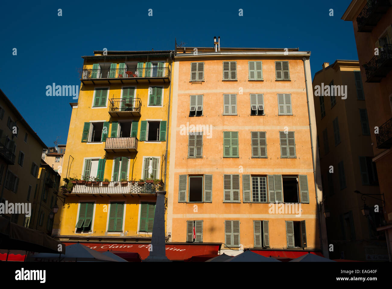 Vieux bâtiments traditionnels sur Place Rossetti vieux Nice, quarts, France. Banque D'Images