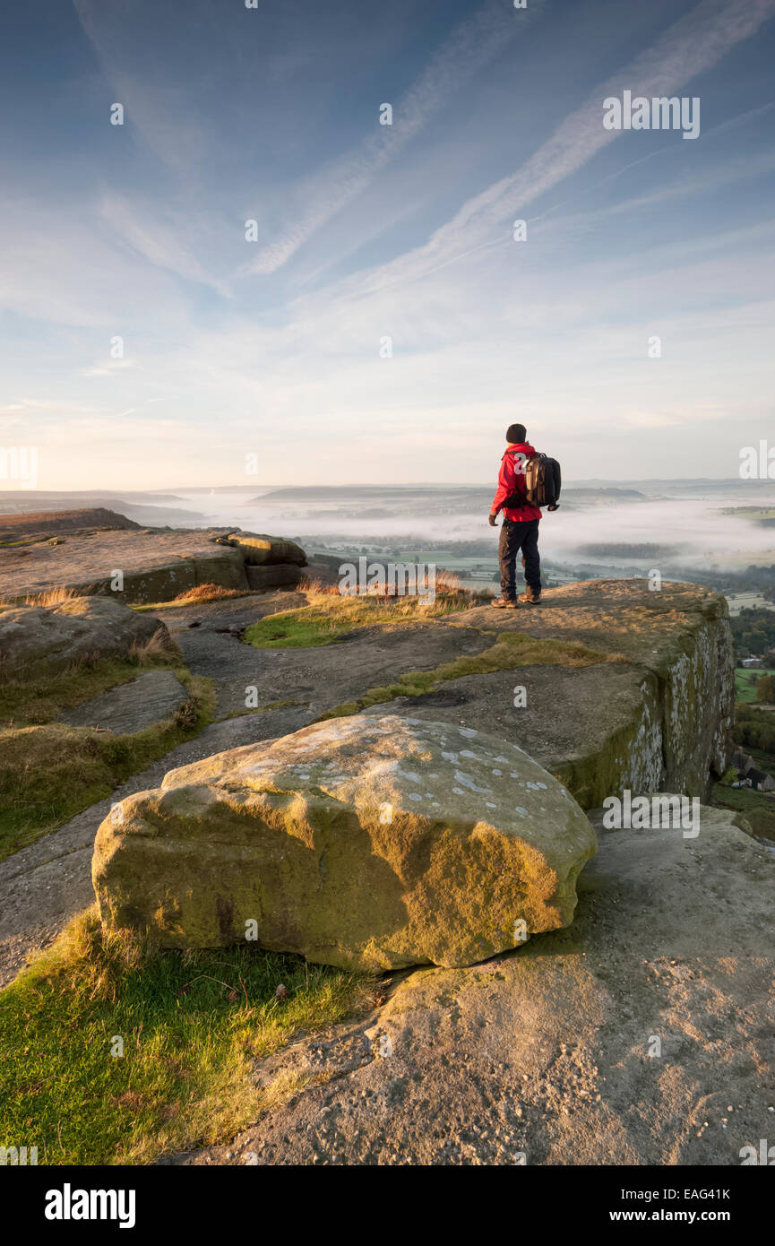 Un Walker à Curbar Edge, parc national de Peak District, Derbyshire, Angleterre, RU Banque D'Images