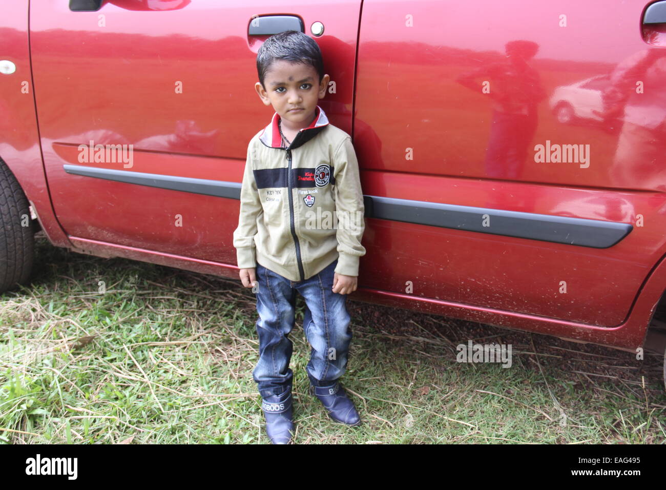 Enfant avec voiture Banque D'Images