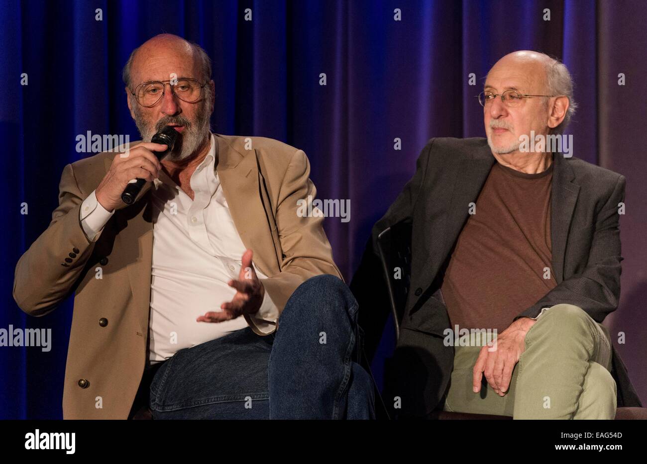 Los Angeles, Californie, USA. 13Th Nov, 2014. PETER YARROW, droite, et NOEL PAUL STOOKEY effectuer et de discuter de leur carrière dans le cadre du légendaire trio, Peter, Paul and Mary, au GRAMMY Museum à Los Angeles. Vivre. © Brian Cahn/ZUMA/Alamy Fil Live News Banque D'Images