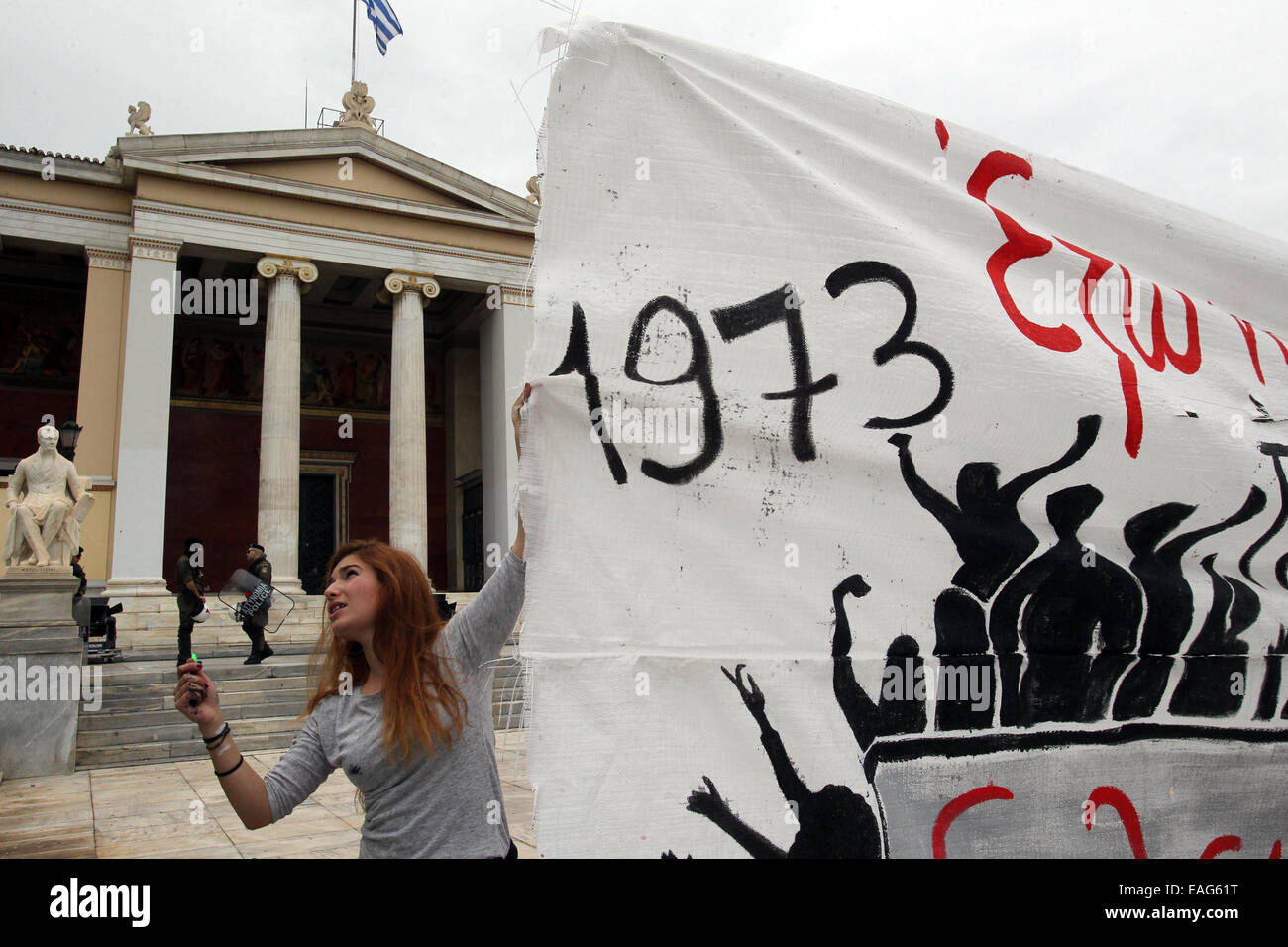 Athènes. 14Th Nov, 2014. Protestant contre les étudiants de l'université grecque crier des slogans lors d'une manifestation pacifique, assisté par des centaines, par le centre d'Athènes, le 14 novembre 2014. Les étudiants de gauche ont été en colère contre des autorités universitaires tentent de limiter le libre accès aux bâtiments de l'université pour les personnes qui ne sont pas étudiants ou les membres de la communauté universitaire. Pendant des décennies, les universités grecques ont été des foyers d'activités politiques. Credit : Marios Lolos/Xinhua/Alamy Live News Banque D'Images