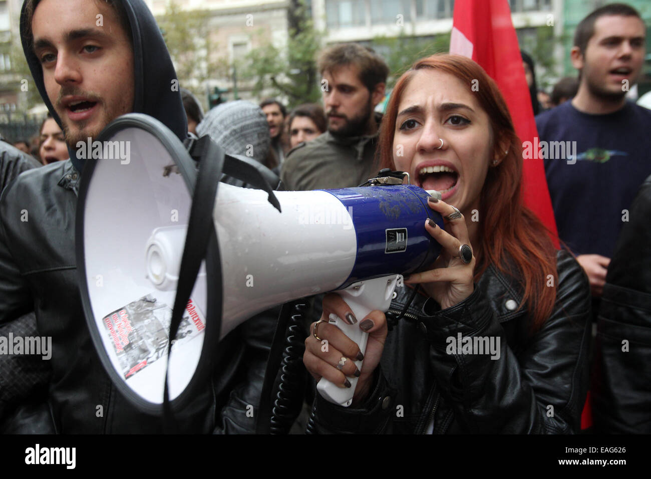 Athènes. 14Th Nov, 2014. Protestant contre les étudiants de l'université grecque crier des slogans lors d'une manifestation pacifique, assisté par des centaines, par le centre d'Athènes, le 14 novembre 2014. Les étudiants de gauche ont été en colère contre des autorités universitaires tentent de limiter le libre accès aux bâtiments de l'université pour les personnes qui ne sont pas étudiants ou les membres de la communauté universitaire. Pendant des décennies, les universités grecques ont été des foyers d'activités politiques. Credit : Marios Lolos/Xinhua/Alamy Live News Banque D'Images