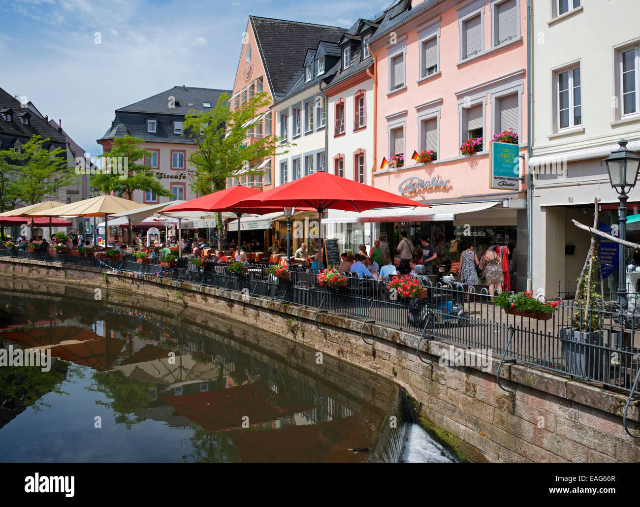 Restaurants au bord de la rivière pittoresque centre de Loèche Saarburg Saarland Allemagne Banque D'Images