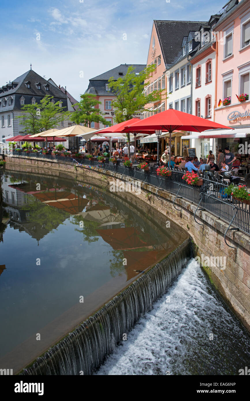 Restaurants au bord de la rivière et Loèche weir dans centre pittoresque de Saarburg Saarland Allemagne Banque D'Images