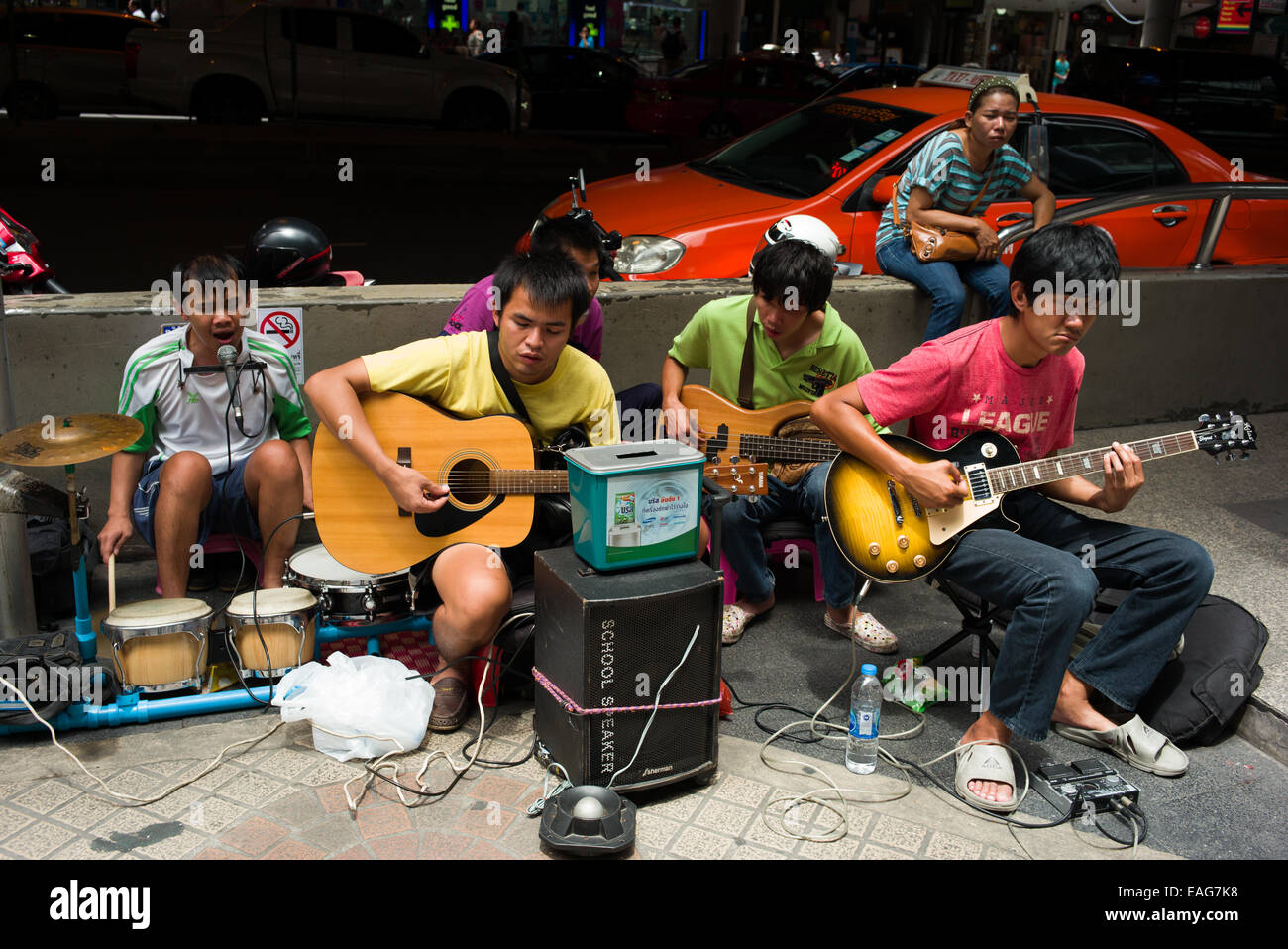 Musiciens aveugles chantent pour les dons sur Silom Road, Bangkok, Thaïlande. Banque D'Images