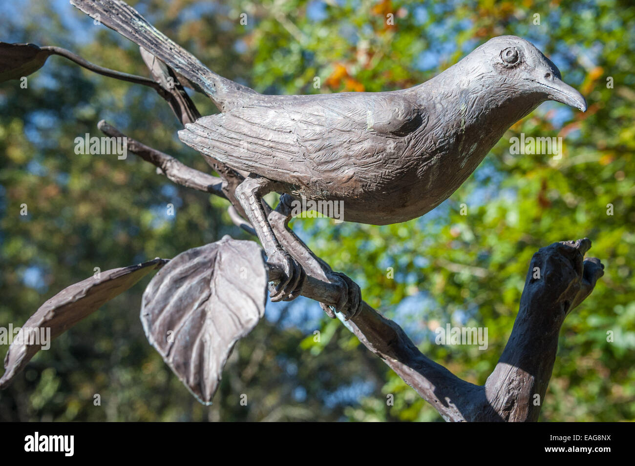 Pique d'arbre en métal rouillé représentant des oiseaux