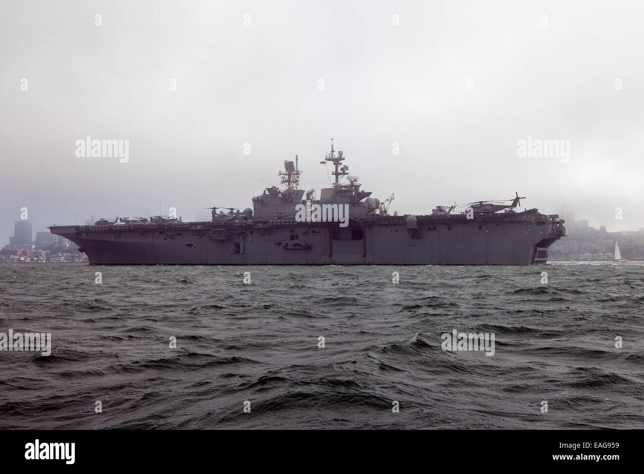 La Guêpe-classe d'assaut amphibie USS Makin Island (LHD-8) sur la baie de San Francisco en octobre 2012. Banque D'Images