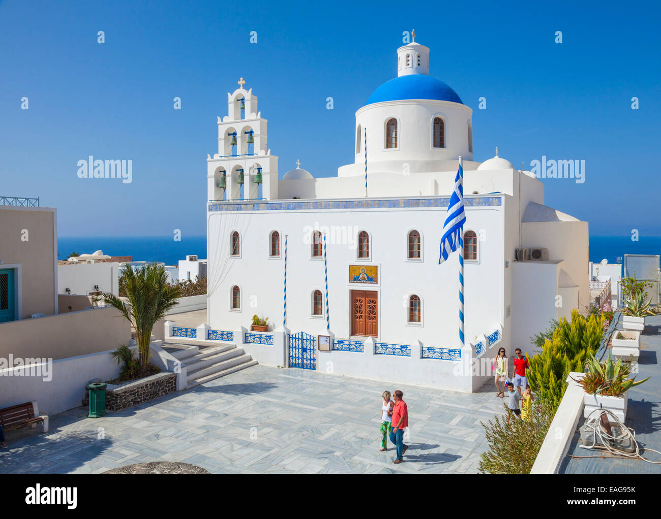 Dôme bleu et clocher de l'église grecque église Panagia Platsani, Oia, Santorin, Santorini, Cyclades, îles grecques, Grèce Europe Banque D'Images