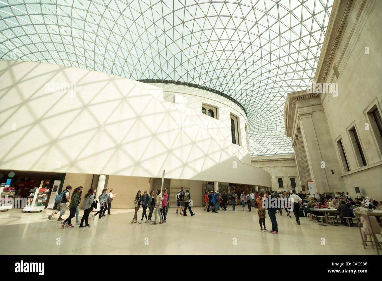 Londres, Royaume-Uni, le 5 juin 2014 : vue sur la grande cour de monde de visiteurs et la salle de lecture à partir de ci-dessus. La grande Co Banque D'Images