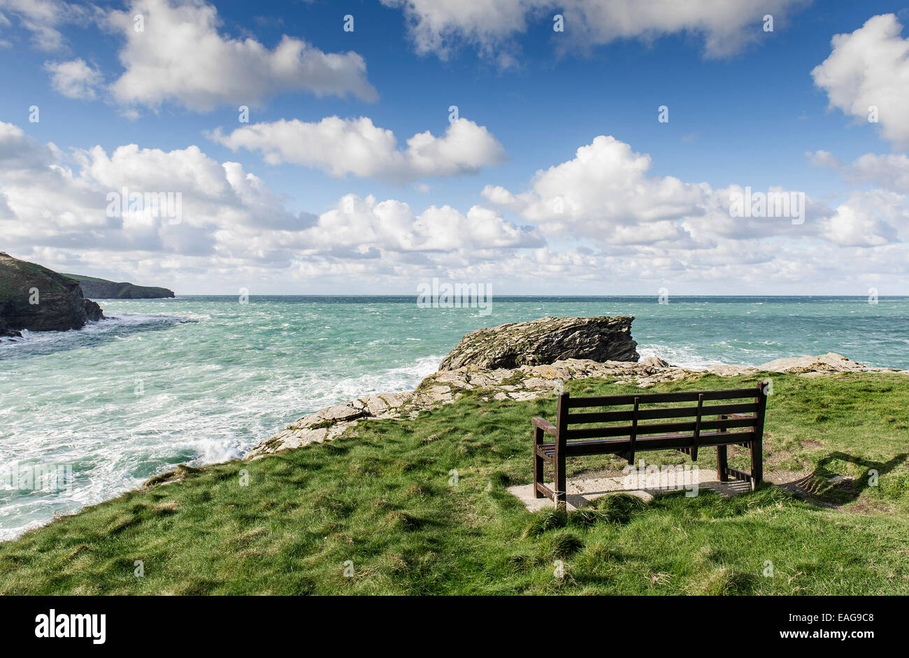 Un banc avec vue sur l'entrée de Port Gaverne dans Cormnwall. Banque D'Images