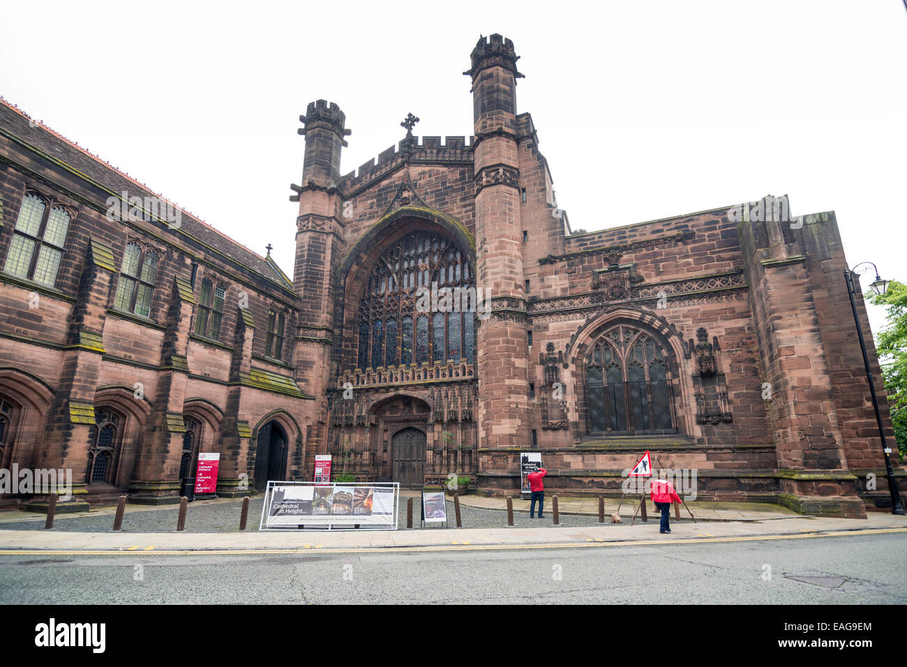 CHESTER, UK - 9 juin 2014 : voir la cathédrale de Chester sur un matin de printemps pluvieux Banque D'Images