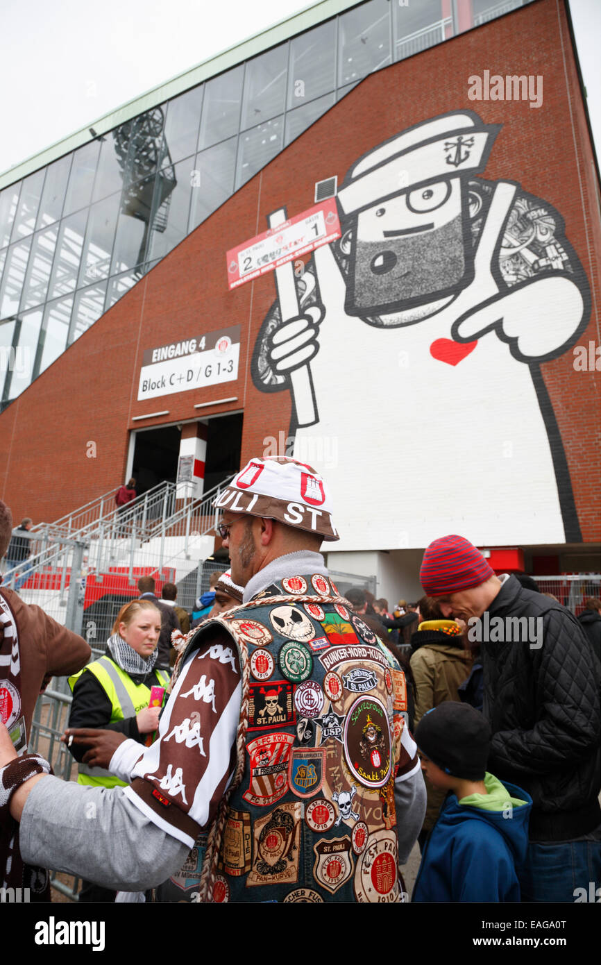 Fans de FC St Pauli football club au stade Millerntor, St.Pauli, Hambourg, Allemagne, Europe Banque D'Images