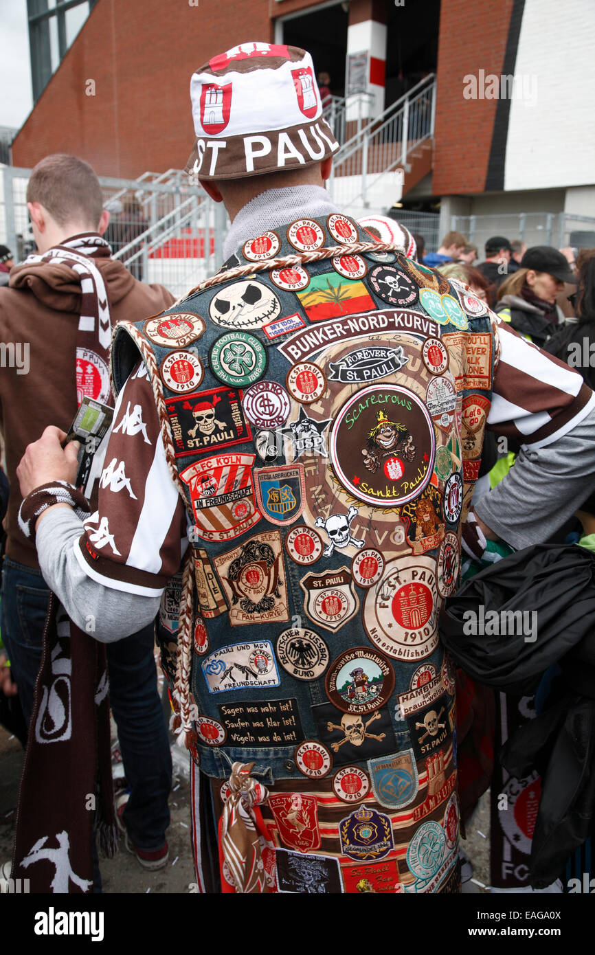 Fans de FC St Pauli football club au stade Millerntor, St.Pauli, Hambourg, Allemagne, Europe Banque D'Images