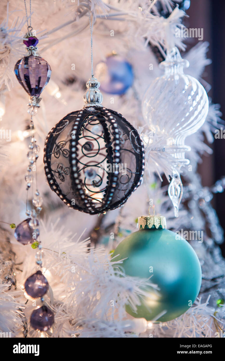 Détail d'un arbre de Noël, des décorations et des lumières. Banque D'Images