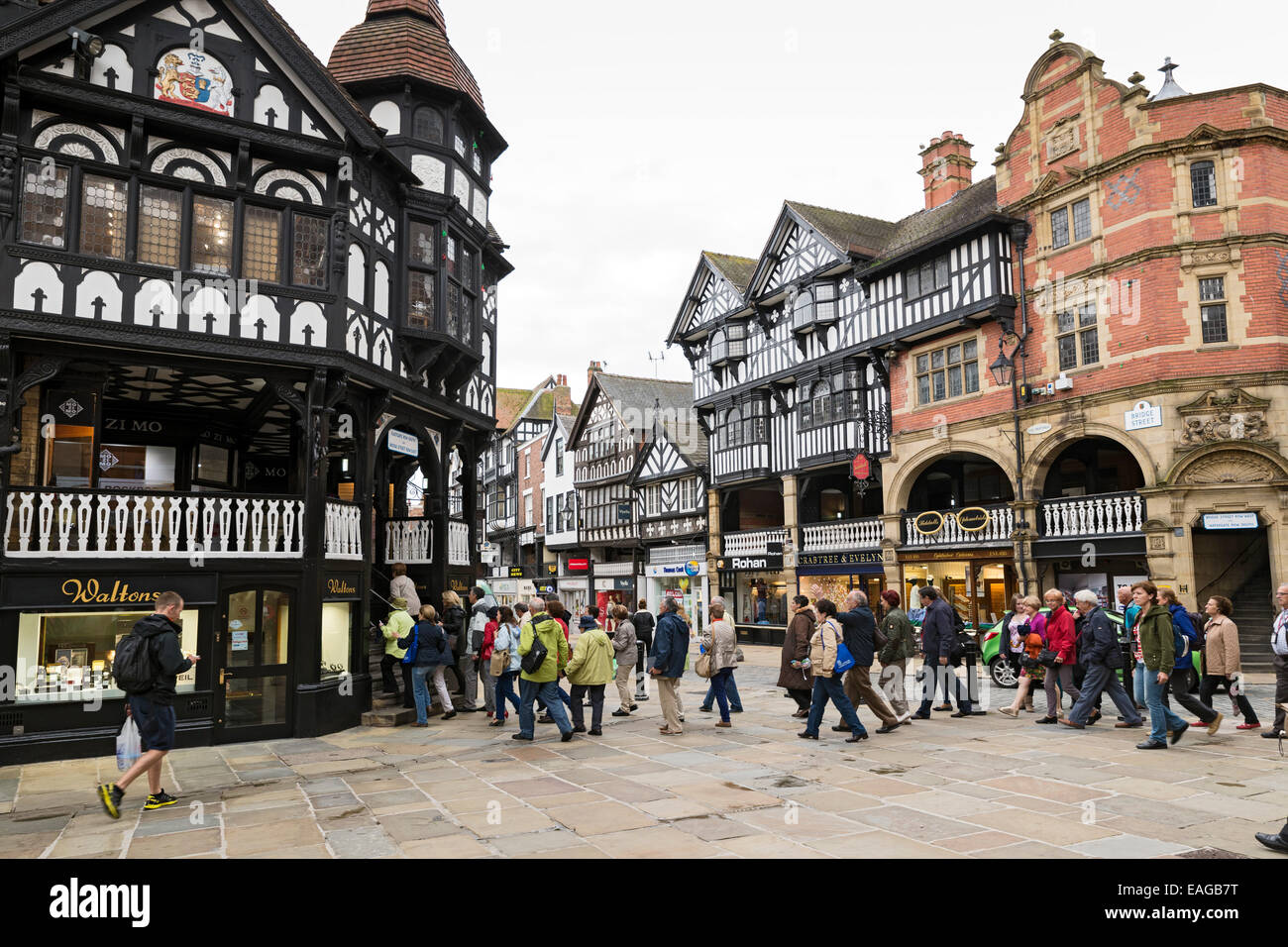 CHESTER, Royaume-Uni - juin 9, 2014 : The Chester Shopping Lignes sont célèbres dans le monde pour son architecture médiévale préservée ou restaurée Banque D'Images