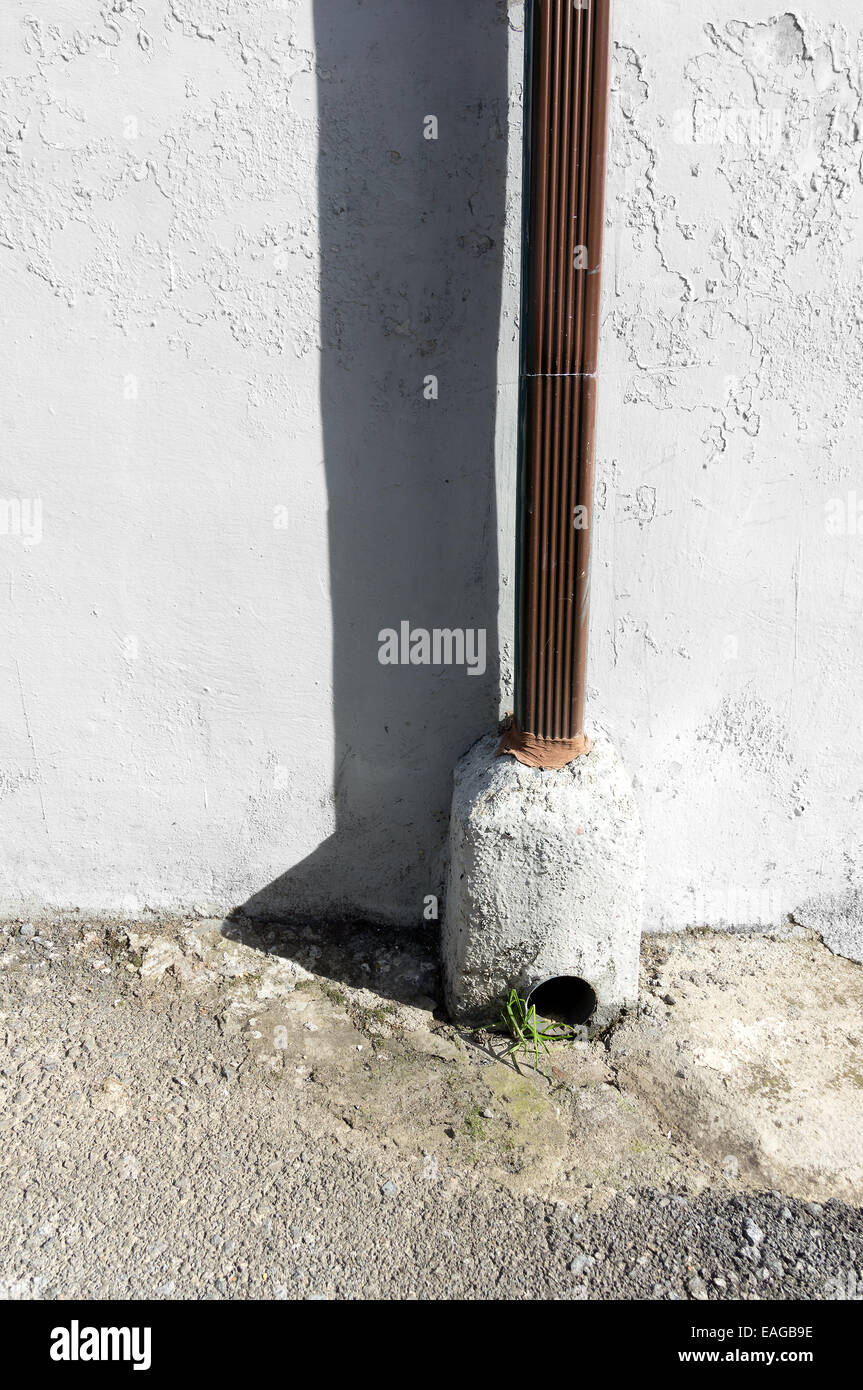 Tuyau d'évacuation des eaux pluviales sur un mur extérieur Photo Stock -  Alamy