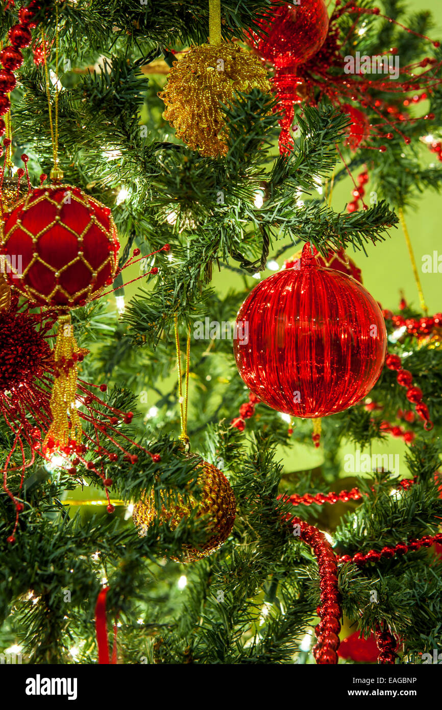 Détail d'un arbre de Noël, des décorations et des lumières. Banque D'Images