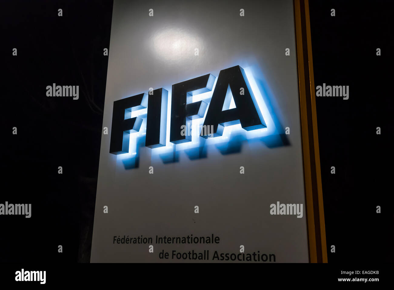 Zurich, Suisse. 14 novembre, 2014. L'éclairage d'accès signe de siège de la FIFA à Zurich, en Suisse, pendant la nuit. Crédit : Erik Tham/Alamy Live News Banque D'Images