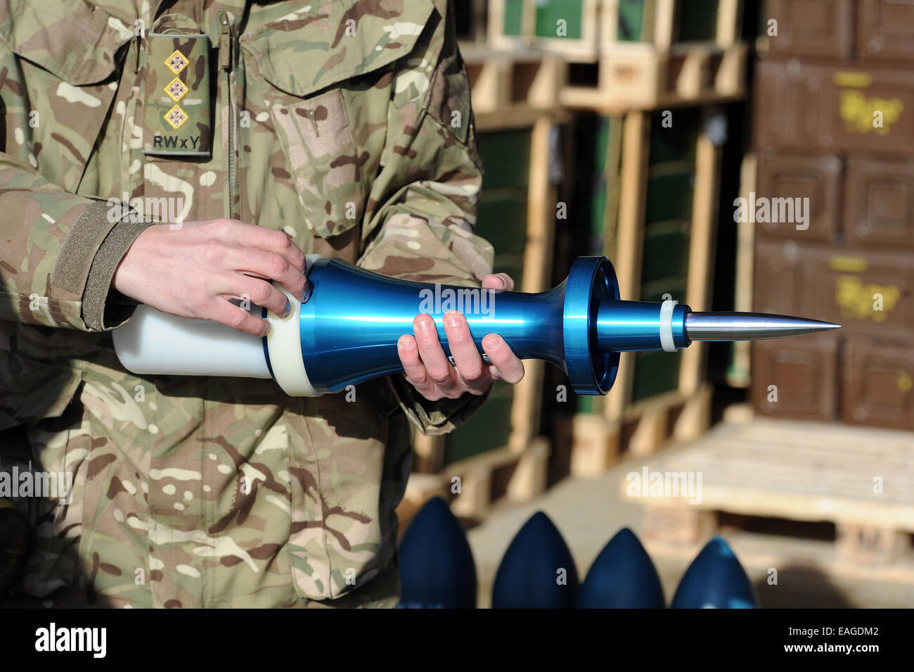 Gamme de Lulworth, Dorset, UK. 14 novembre, 2014. Les soldats à temps partiel dans l'armée britannique qui fournissent la résistance blindée pour c'était de montrer ce dont ils sont capables aujourd'hui (vendredi) à des plages de Lulworth, dans le Dorset. Les équipages des chars Challenger MkII sont tous pleinement formée de soldats du Royal Wessex Yeomanry et êtes maintenant prêt à rejoindre dans tout conflit avec les régiments blindés à plein temps devraient-ils être invités à. Credit : Dorset Media Service/Alamy Live News Banque D'Images