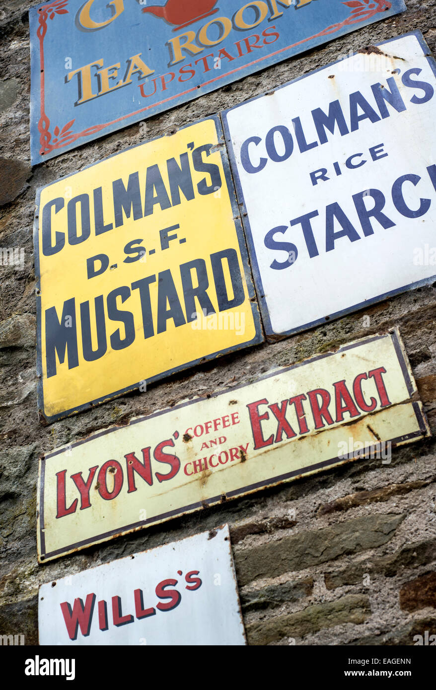 Vieilles enseignes sur un mur à St Fagans Musée National de l'histoire de Cardiff, Pays de Galles du Sud Banque D'Images