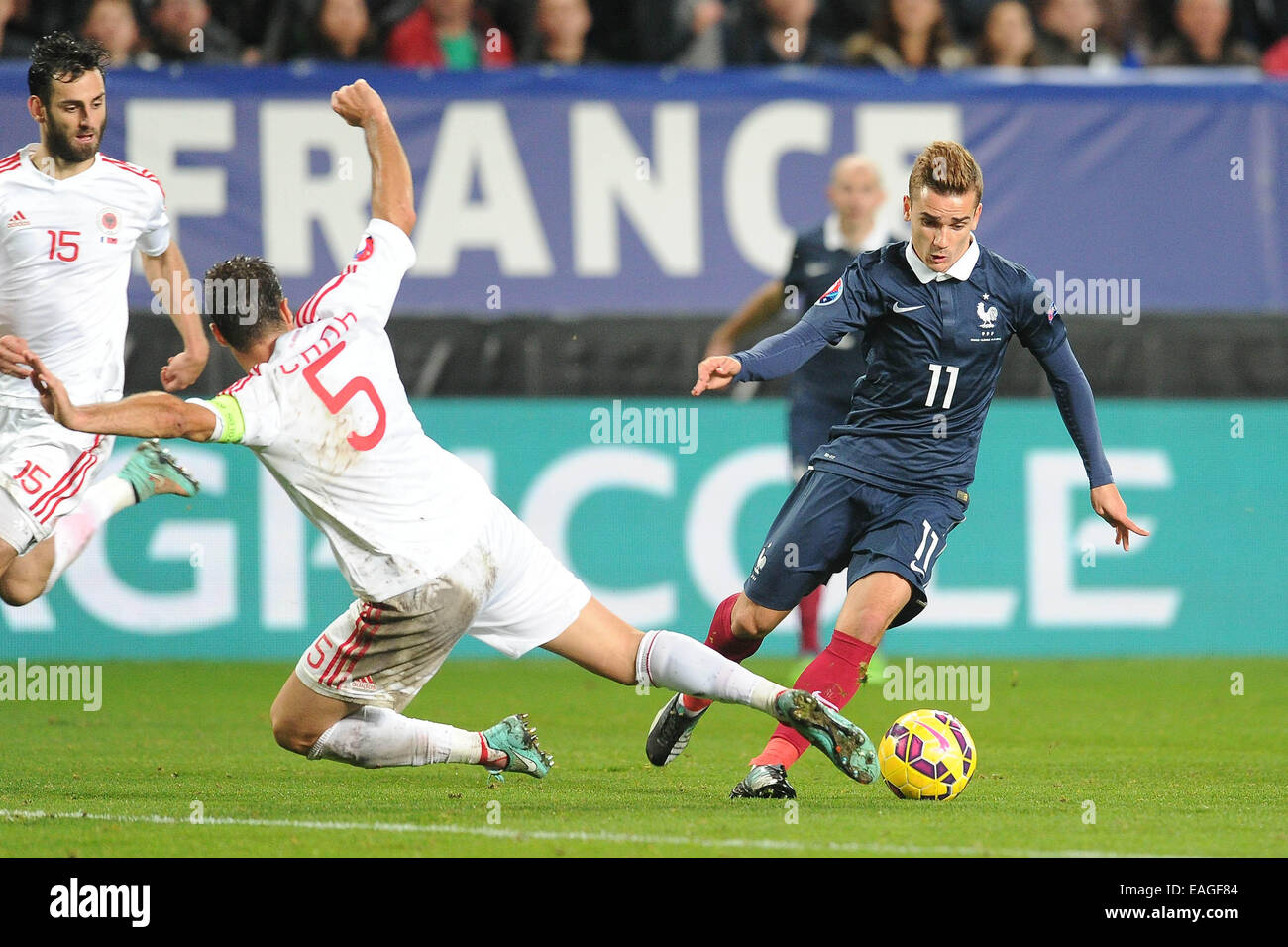 Stade de la Route-de-Lorient, Rennes, France. 14 novembre, 2014. Le football international friendly. La France contre l'Albanie. Antoine Griezmann (France) ignore passé Lorik Cana (Albanie) : Action de Crédit Plus Sport Images/Alamy Live News Banque D'Images