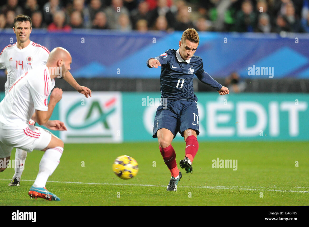 Stade de la Route-de-Lorient, Rennes, France. 14 novembre, 2014. Le football international friendly. La France contre l'Albanie. Mais Antoine Griezmann (France) pastArlind Ajeti (Albanie) : Action de Crédit Plus Sport Images/Alamy Live News Banque D'Images