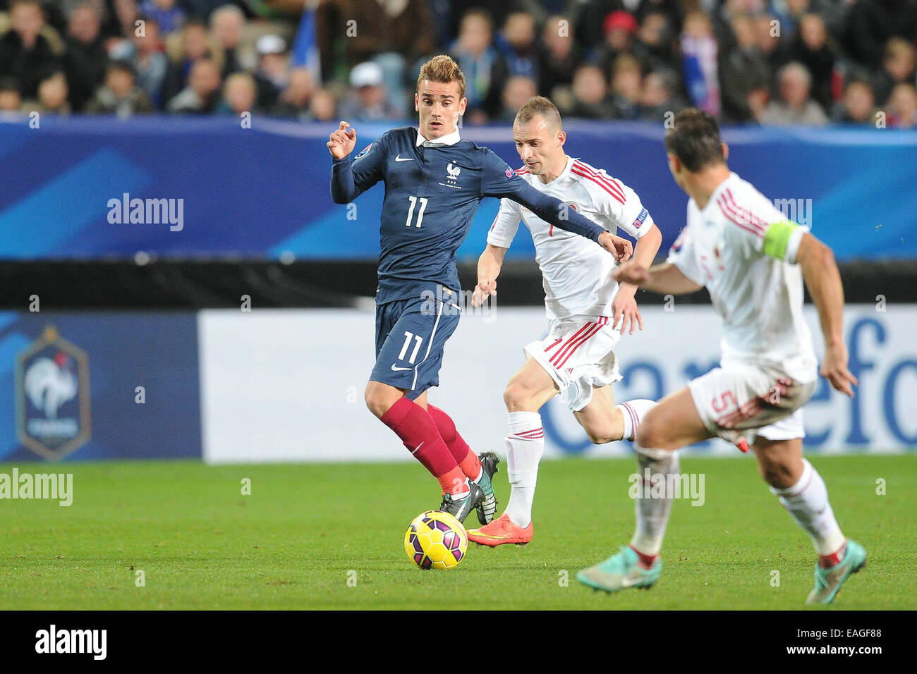 Stade de la Route-de-Lorient, Rennes, France. 14 novembre, 2014. Le football international friendly. La France contre l'Albanie. Antoine Griezmann (France) prend sur Ansi Agolli (Albanie) : Action de Crédit Plus Sport Images/Alamy Live News Banque D'Images