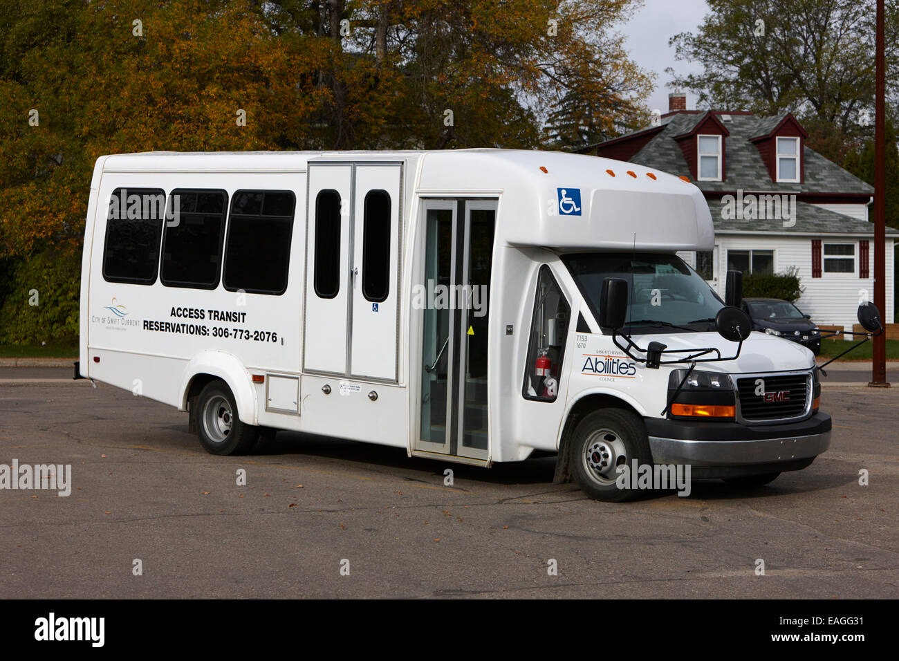 Bus de transit d'accès appartenant à l'autorité de la ville locale Swift Current en Saskatchewan Canada Banque D'Images