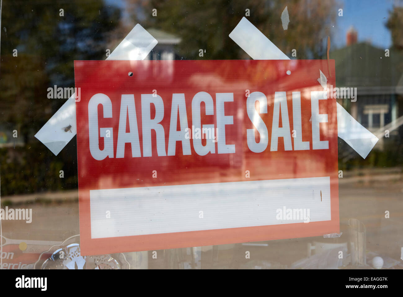 Vente de garage ouvrir dans une fenêtre de la chambre en Saskatchewan Canada Banque D'Images