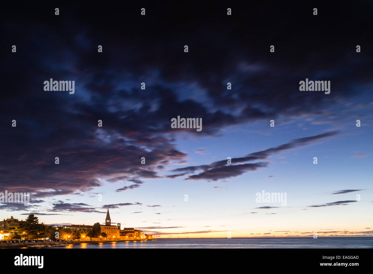 Vue nocturne de la baie de Porec en Istrie, Croatie en Europe : basilique euphrasienne dans l'arrière-plan Banque D'Images