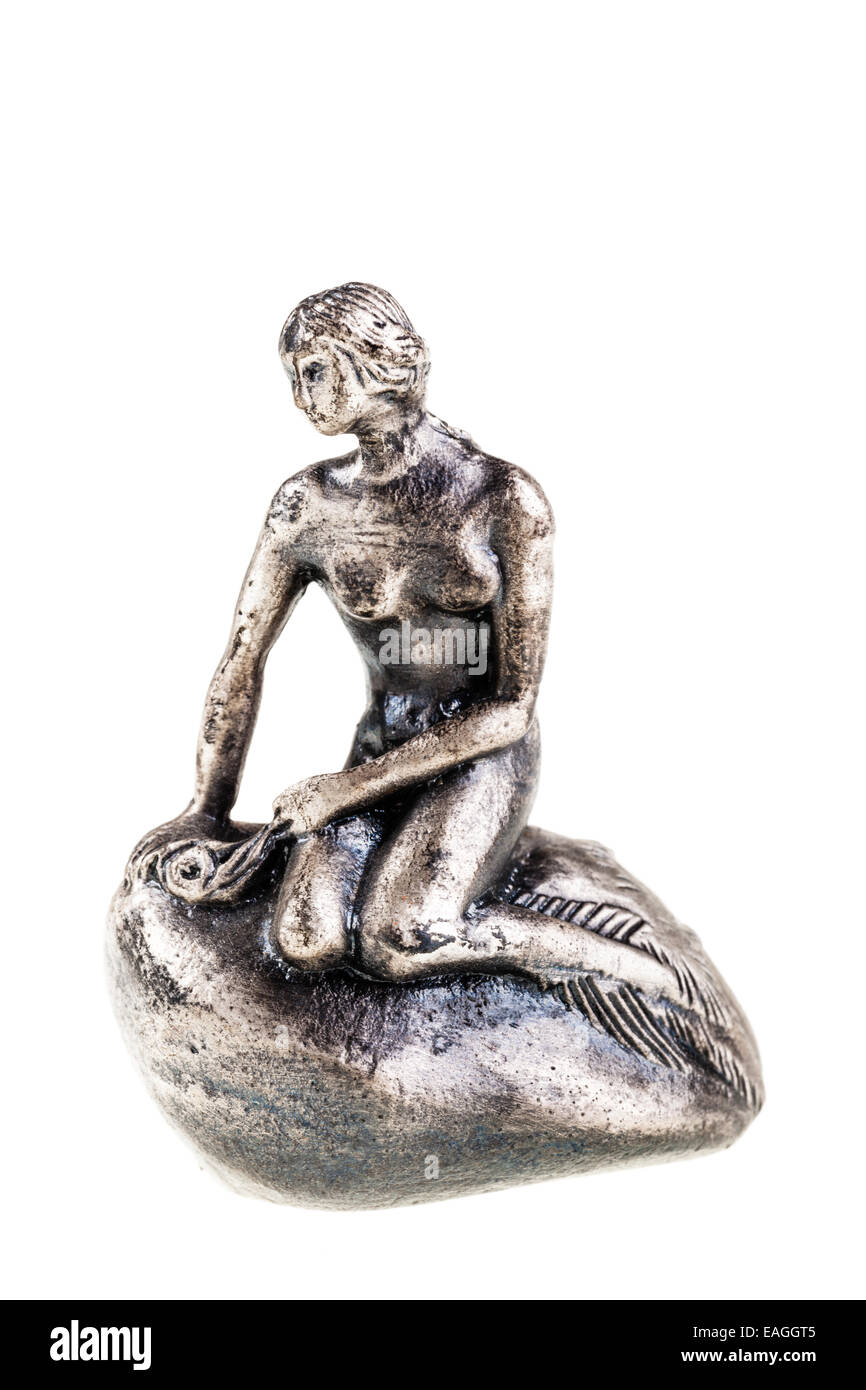Une petite statue de la petite sirène reproduction isolé sur fond blanc Banque D'Images